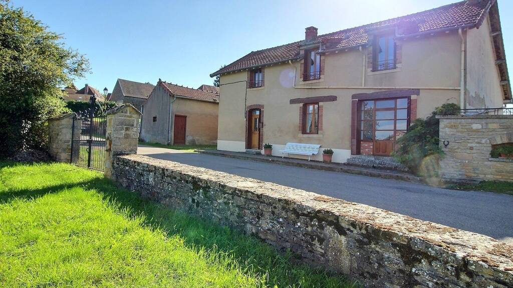 Maison à vendre 138 200 € 4 pièces 3 chambres 115 m² 852 m² de terrain Saint-Martin-du-Tartre 71460