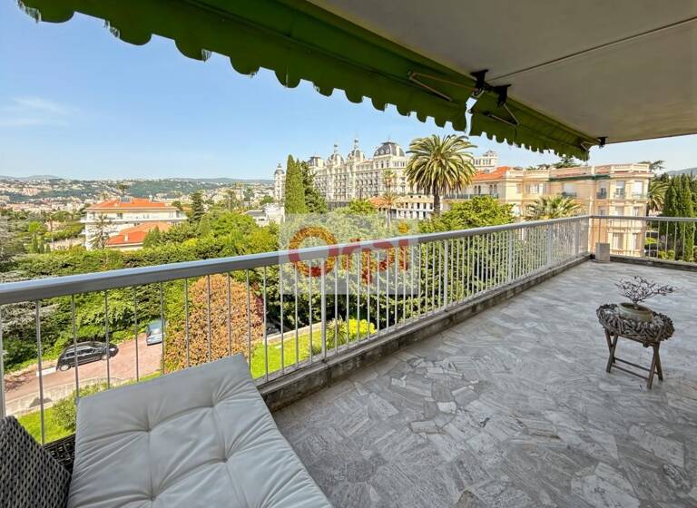 Appartement à vendre 650 000 € 4 pièces 2<br/>chambres 102 m²<br/>superficie Dernier étage, 4/4<br/>étage Cimiez Nice 06000