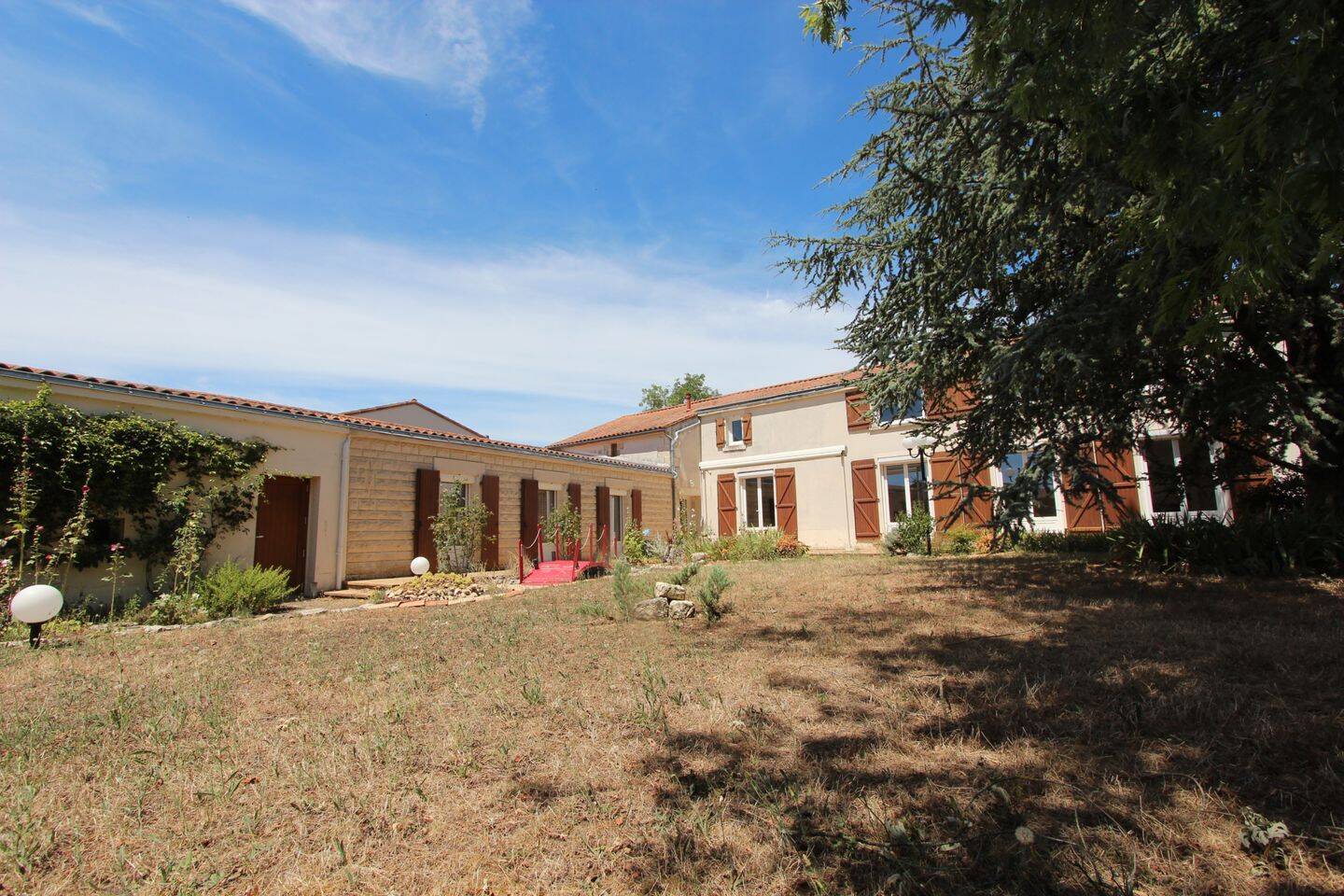 Maison 8 pièces 246 m² · à Benet · 246 m² · 322 800 €