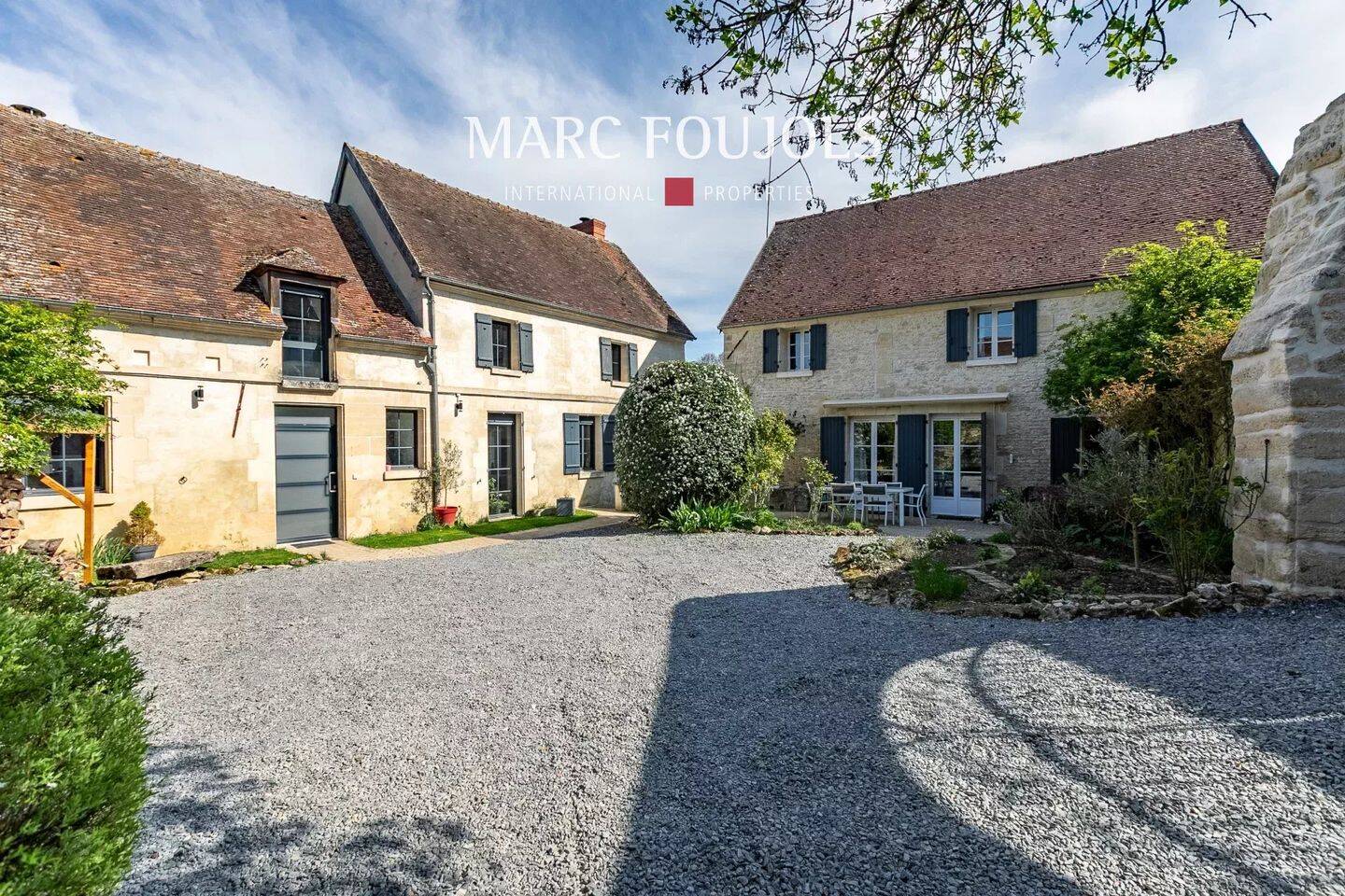 Maison 12 pièces 380 m² · à Ully-Saint-Georges · 380 m² · 766 000 €
