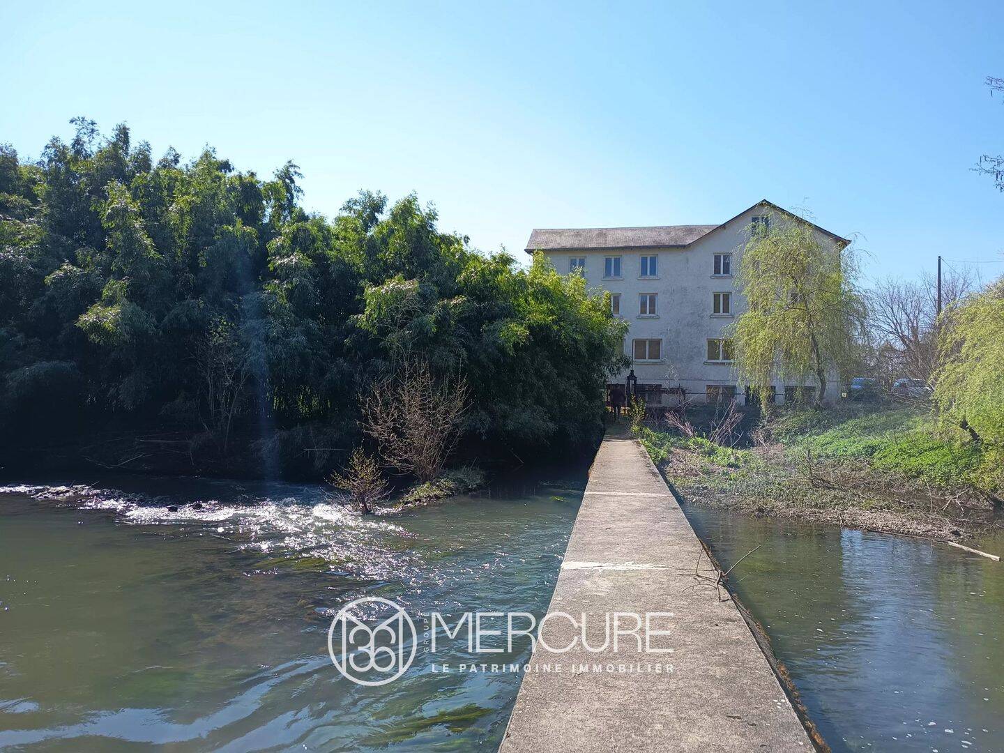 Maison 20 pièces 550 m² · à Charroux · 550 m² · 270 000 €