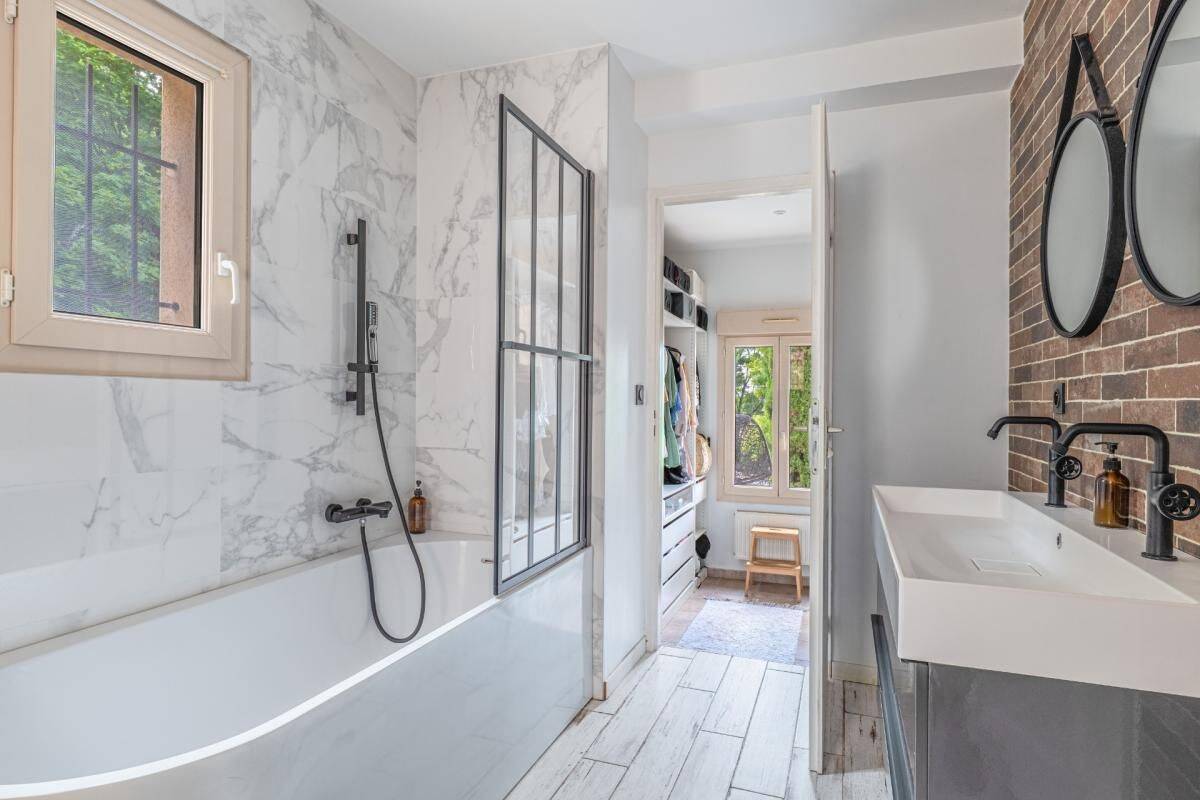 Maison 8 pièces 245 m² · à Sainte-Foy-lès-Lyon · 245 m² · 970 000 €