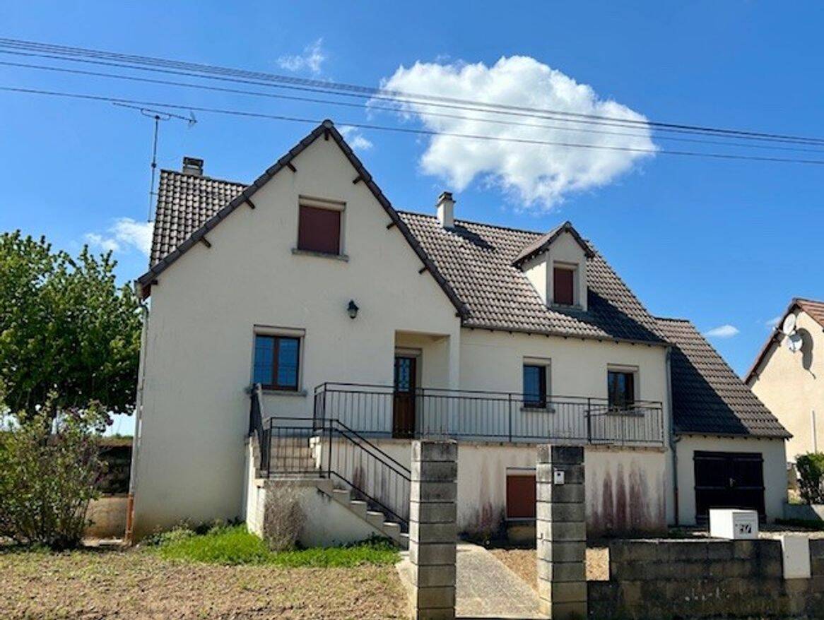 Maison 9 pièces 181 m² · à Laroche-Saint-Cydroine · 181 m² · 197 000 €