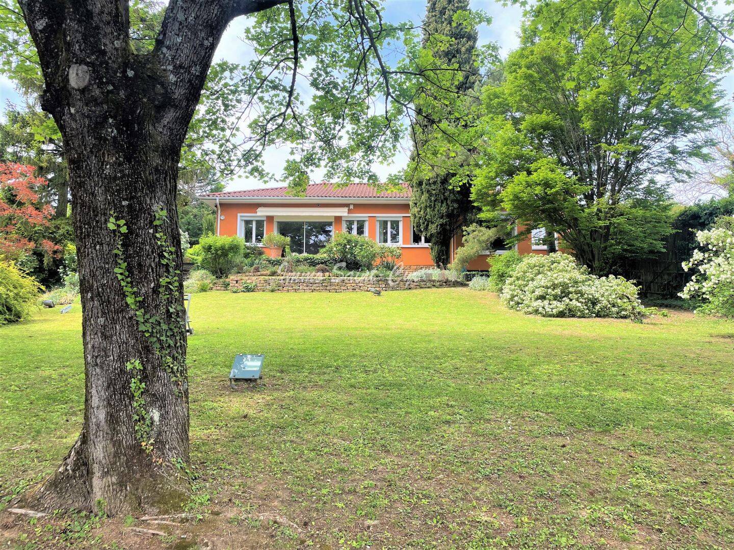 Maison 11 pièces 400 m² · à Saint-Cyr-au-Mont-d'Or · 400 m² · 6 000 €