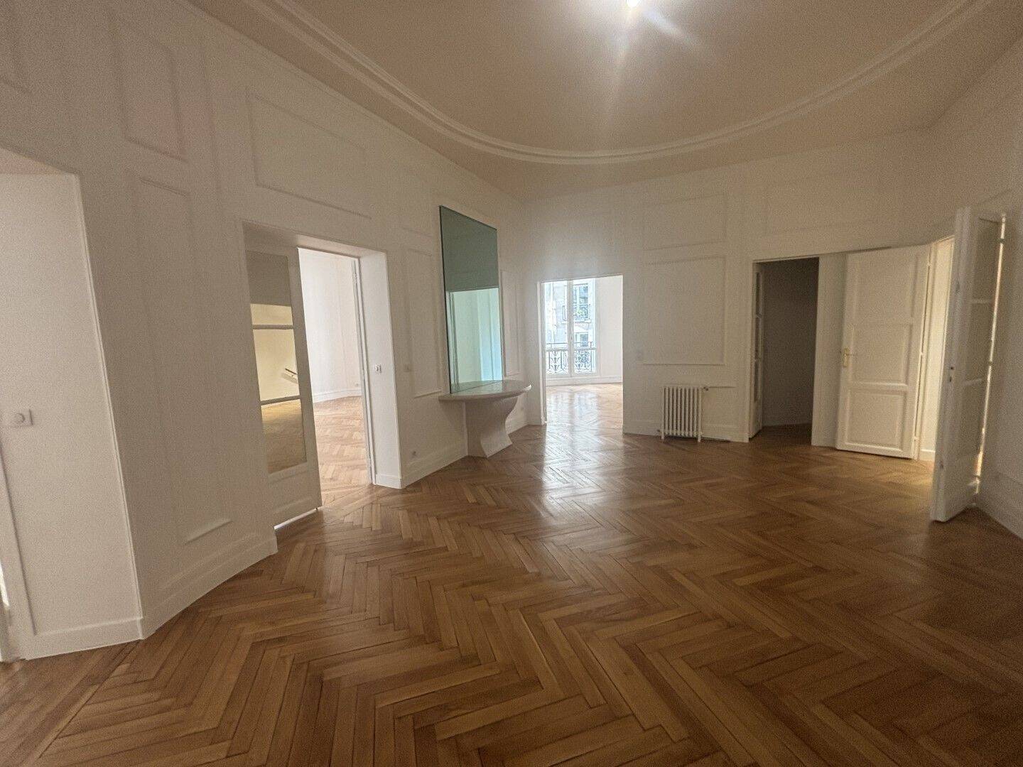 Appartement 6 pièces 310 m² · à Paris 16ème Arrondissement · 309,7 m² · 8 980 €