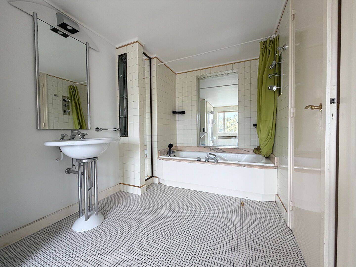 APPARTEMENT T6 EN DUPLEX AVEC TERRASSE, GARAGES ET CAVES, DERNI — 18