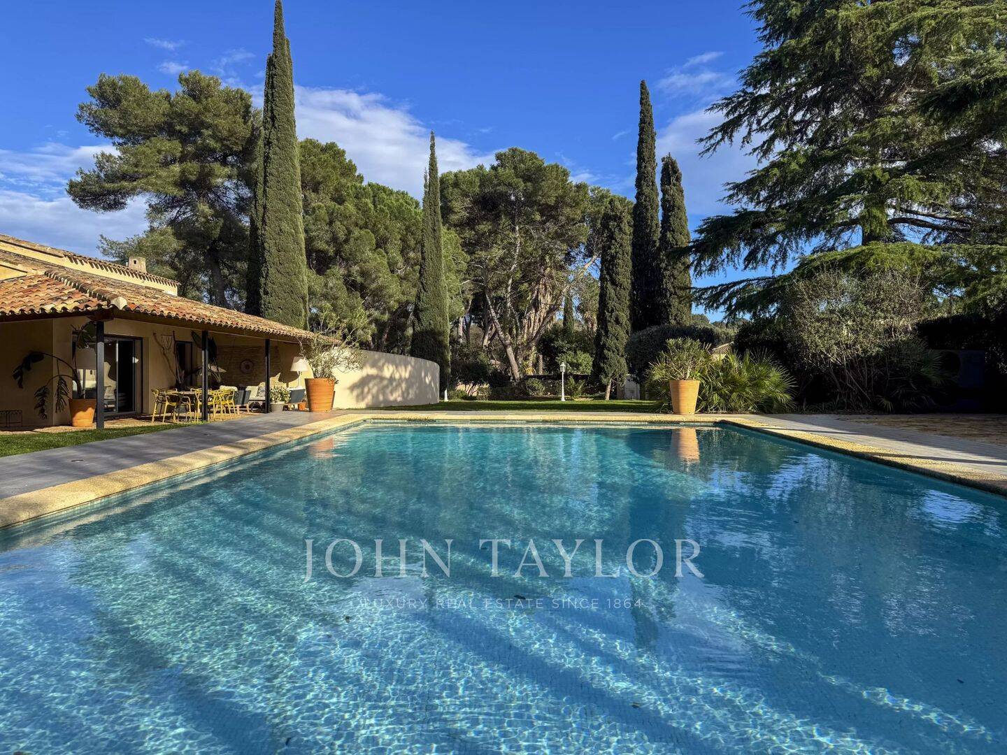 Maison 8 pièces 256 m² · à La Seyne-sur-Mer · 256 m² · 1 390 000 €