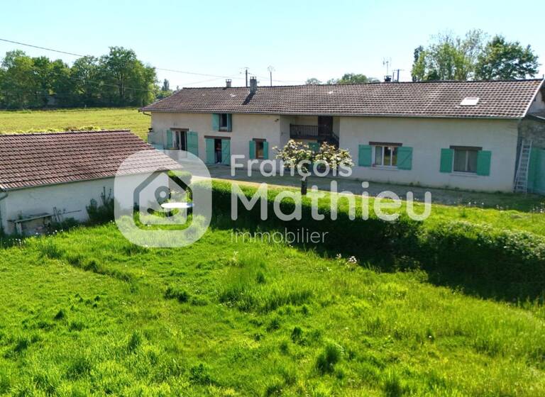 Mas à vendre 310 000 € 5 pièces 5<br/>chambres 215 m²<br/>superficie 6 780 m²<br/>terrain Condeissiat 01400