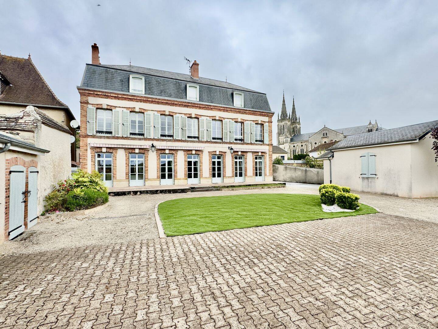Maison 18 pièces 350 m² · à Bourbon-Lancy · 350 m² · 580 000 €