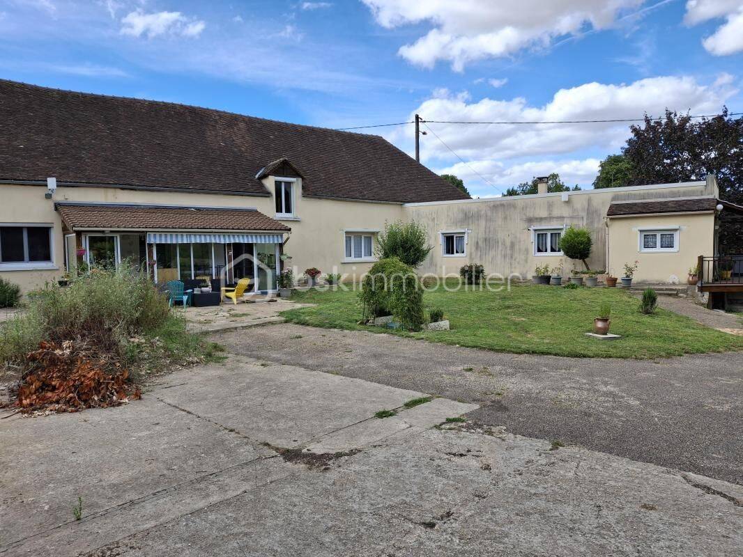 Maison 7 pièces 304 m² · à Plessis-Saint-Jean · 304 m² · 247 000 €