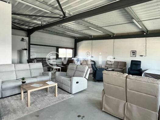 Local d'activités à louer 2 100 € 200 m² d'espace de stockage Nord Est Saint-André-de-Cubzac 33240