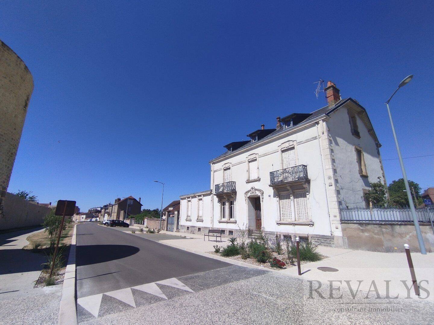 Maison 8 pièces 335 m² · à Autun · 335 m² · 335 000 €