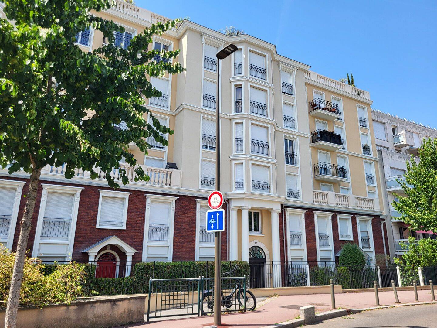 Appartement 1 pièce 24 m² · à Suresnes · 24,2 m² · 821 €
