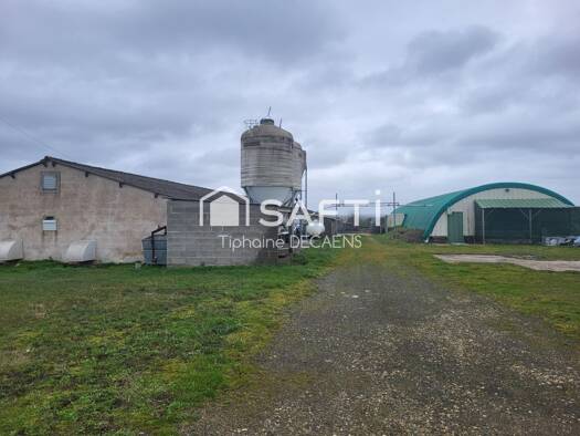 Local commercial à vendre 56 000 € 17 991 m² de surface de vente Entre Rte de Poitiers et Rte de Chinon Loudun 86200