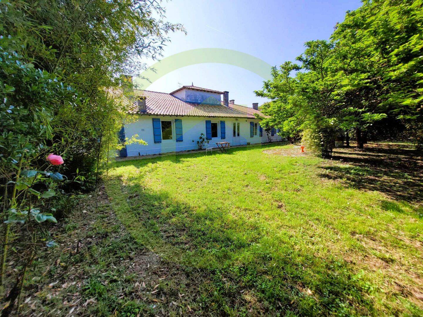 Maison 9 pièces 290 m² · à Saint-Dizant-du-Gua · 290 m² · 365 000 €