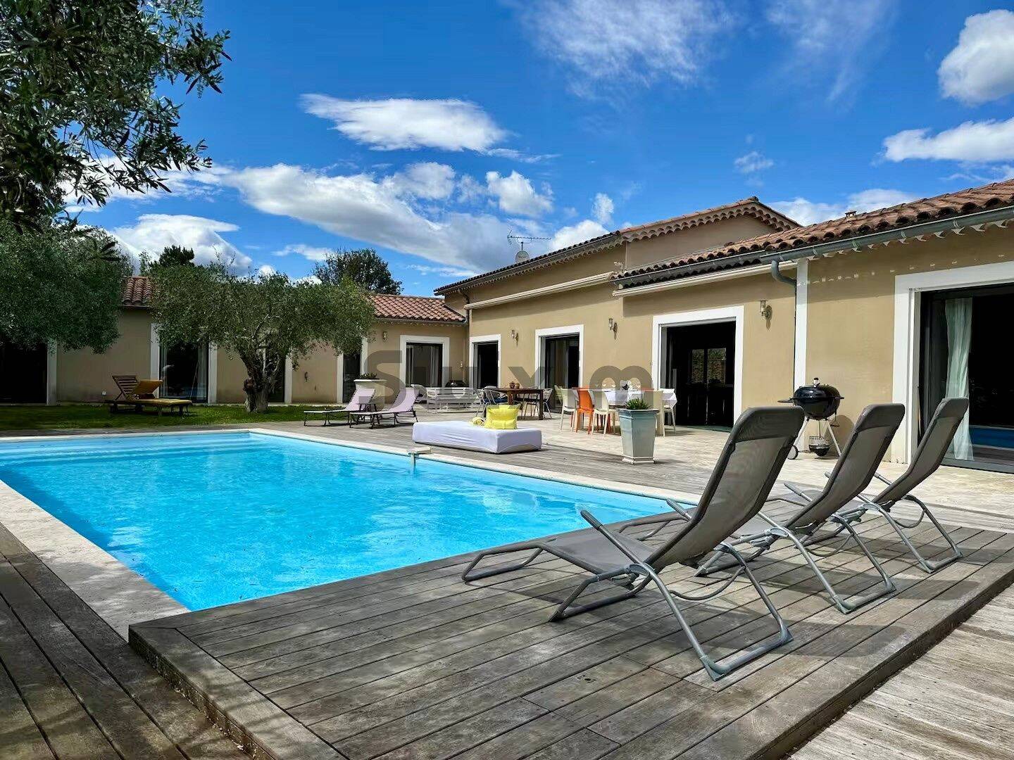 Maison 7 pièces 243 m² · à Vézénobres · 243 m² · 2 100 €/mois
