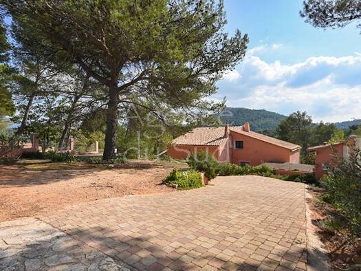 Maison de plain-pied à vendre 795 000 € 5 pièces 4 chambres 200 m² 3 100 m² de terrain La Destrousse 13112