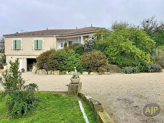 Maison à vendre 249 500 € 5 pièces 4 chambres 128 m² 1 826 m² de terrain Jarnac-Champagne 17520