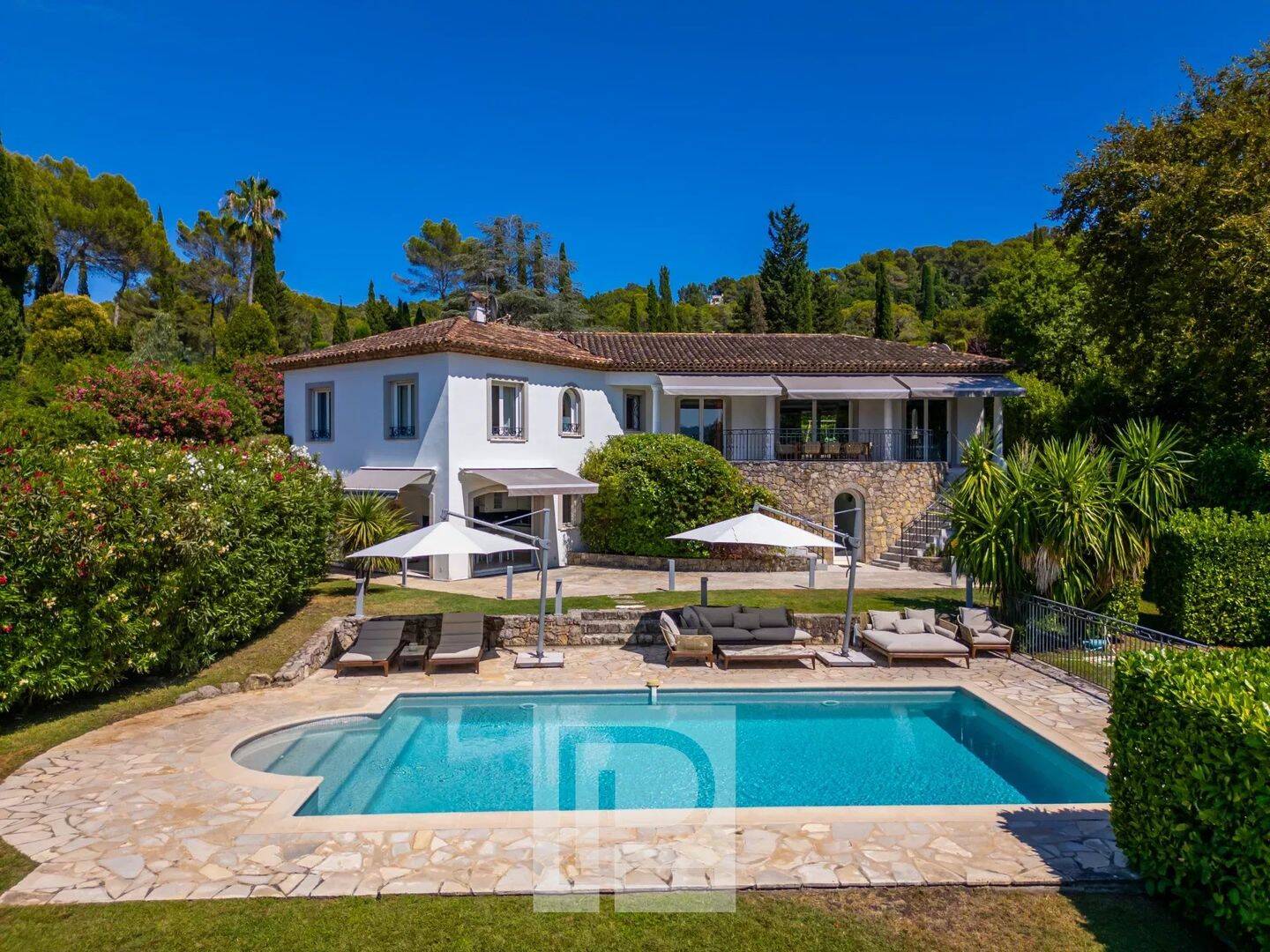 Maison 6 pièces 320 m² · à Mougins · 320 m² · 10 000 €
