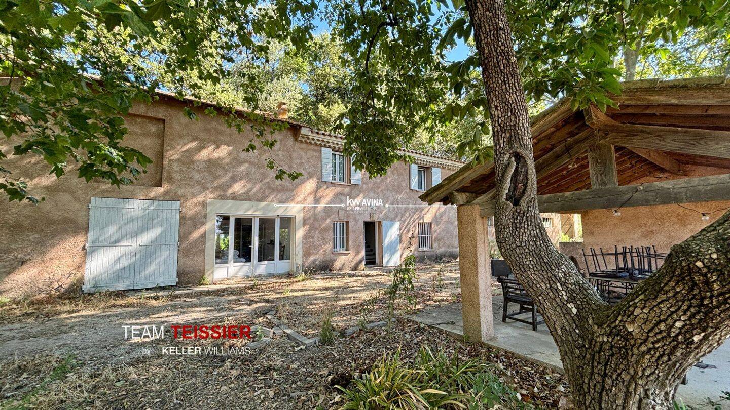 Maison 5 pièces 220 m² · à Eyguières · 220 m² · 650 000 €