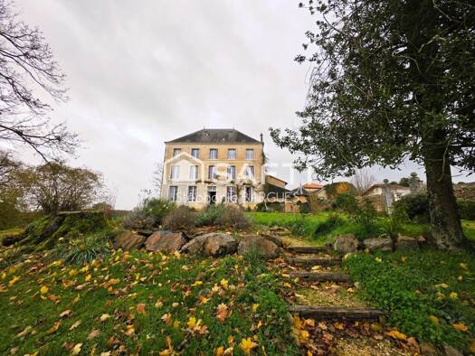 Demeure à vendre 395 000 € 8 pièces 7 chambres 293 m² 9 700 m² de terrain Sommières-du-Clain 86160