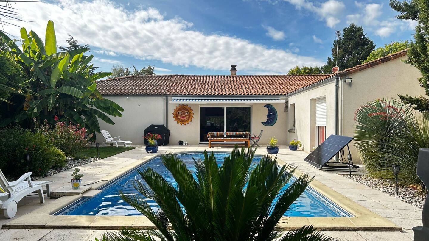 Maison 9 pièces 255 m² · à Magné · 255 m² · 599 000 €