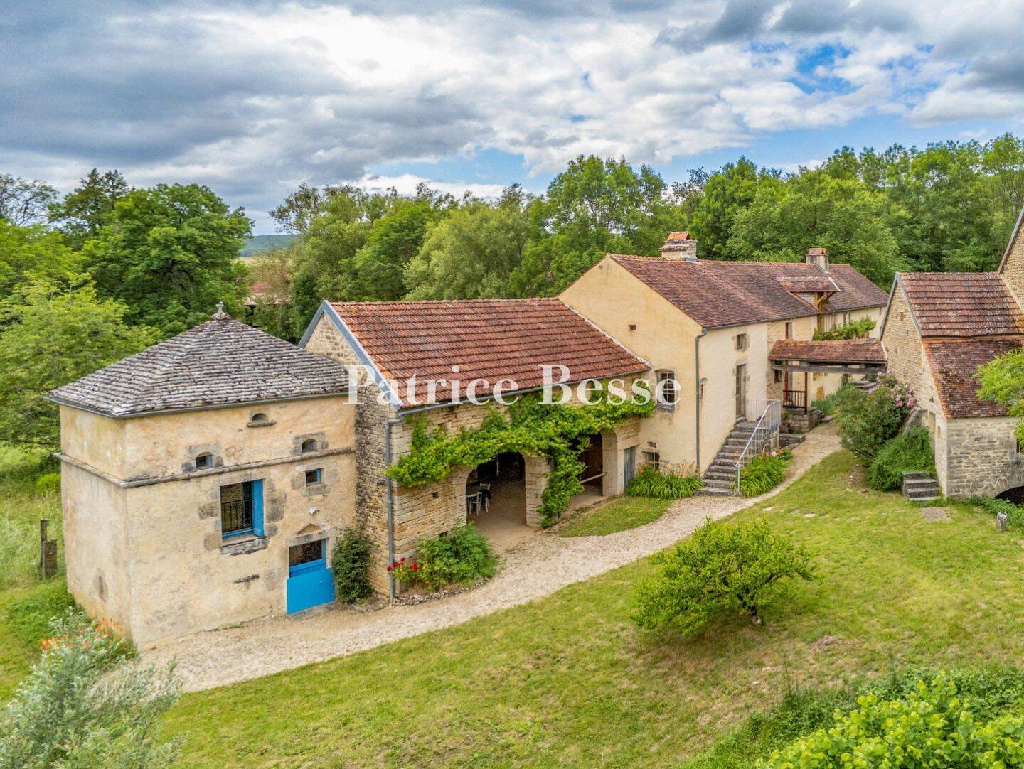 Maison 11 pièces 335 m² · à Dijon · 335 m² · 985 000 €