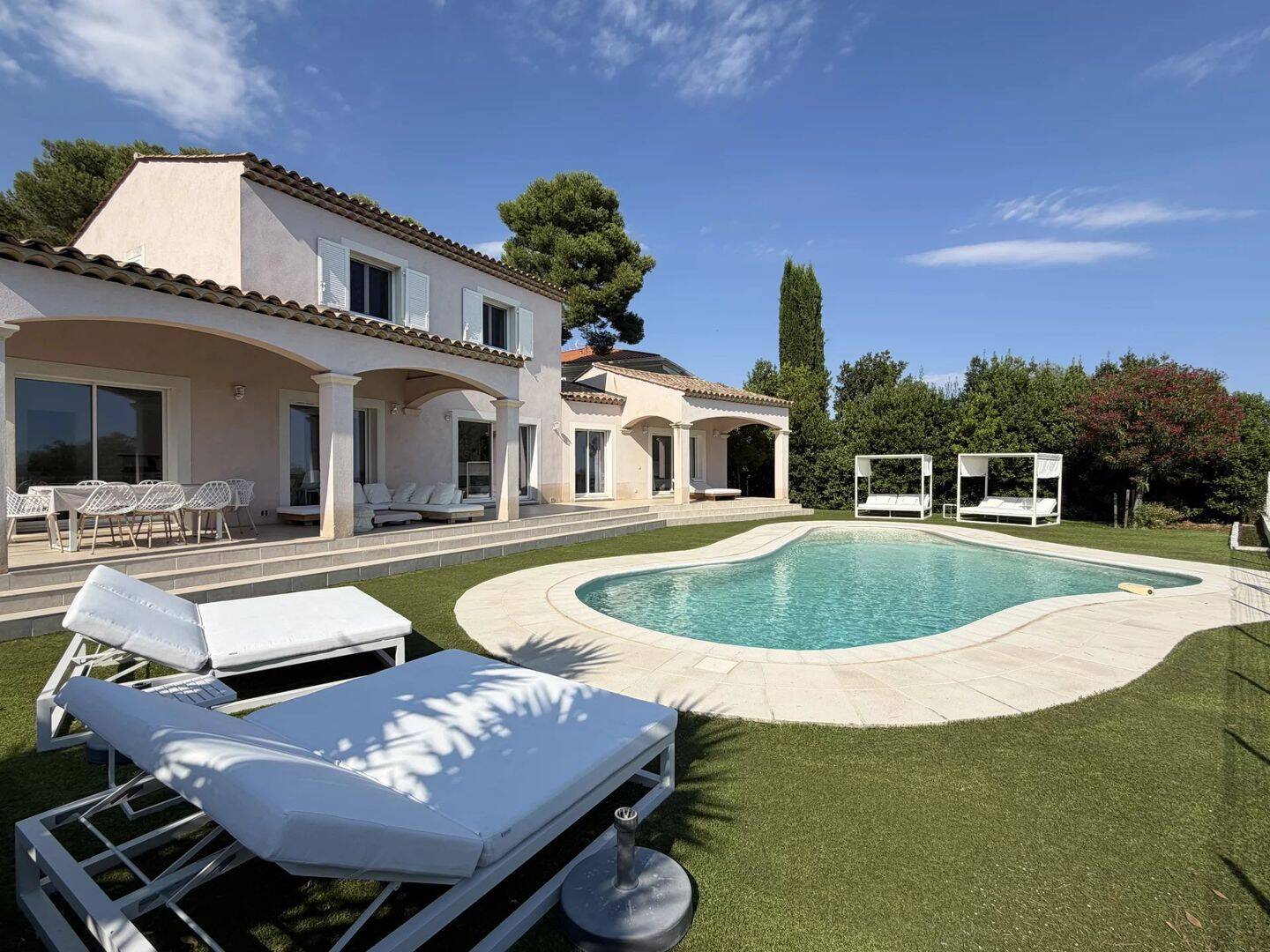 Maison 6 pièces 165 m² · à Roquebrune-Cap-Martin · 165 m² · 11 000 €/mois