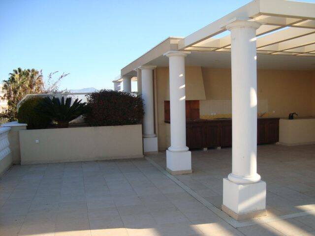Appartement 4 pièces 105 m² · à Saint-Laurent-du-Var · 104,8 m² · 2 963 €