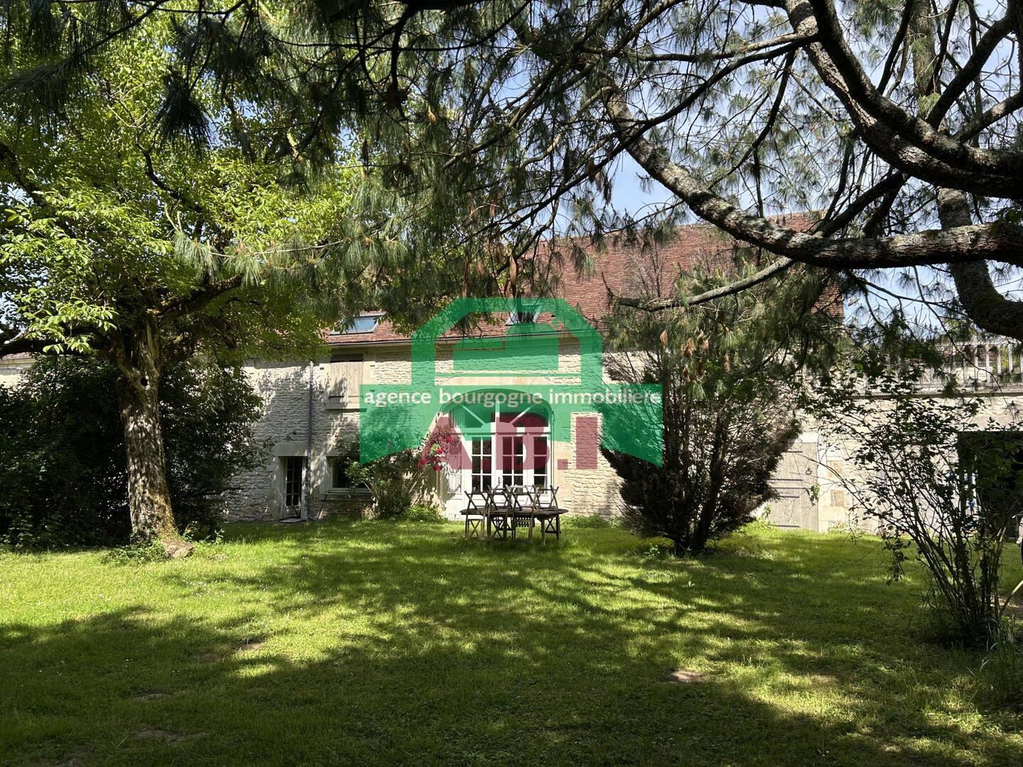Maison 11 pièces 280 m² · à Entrains-sur-Nohain · 280 m² · 245 000 €