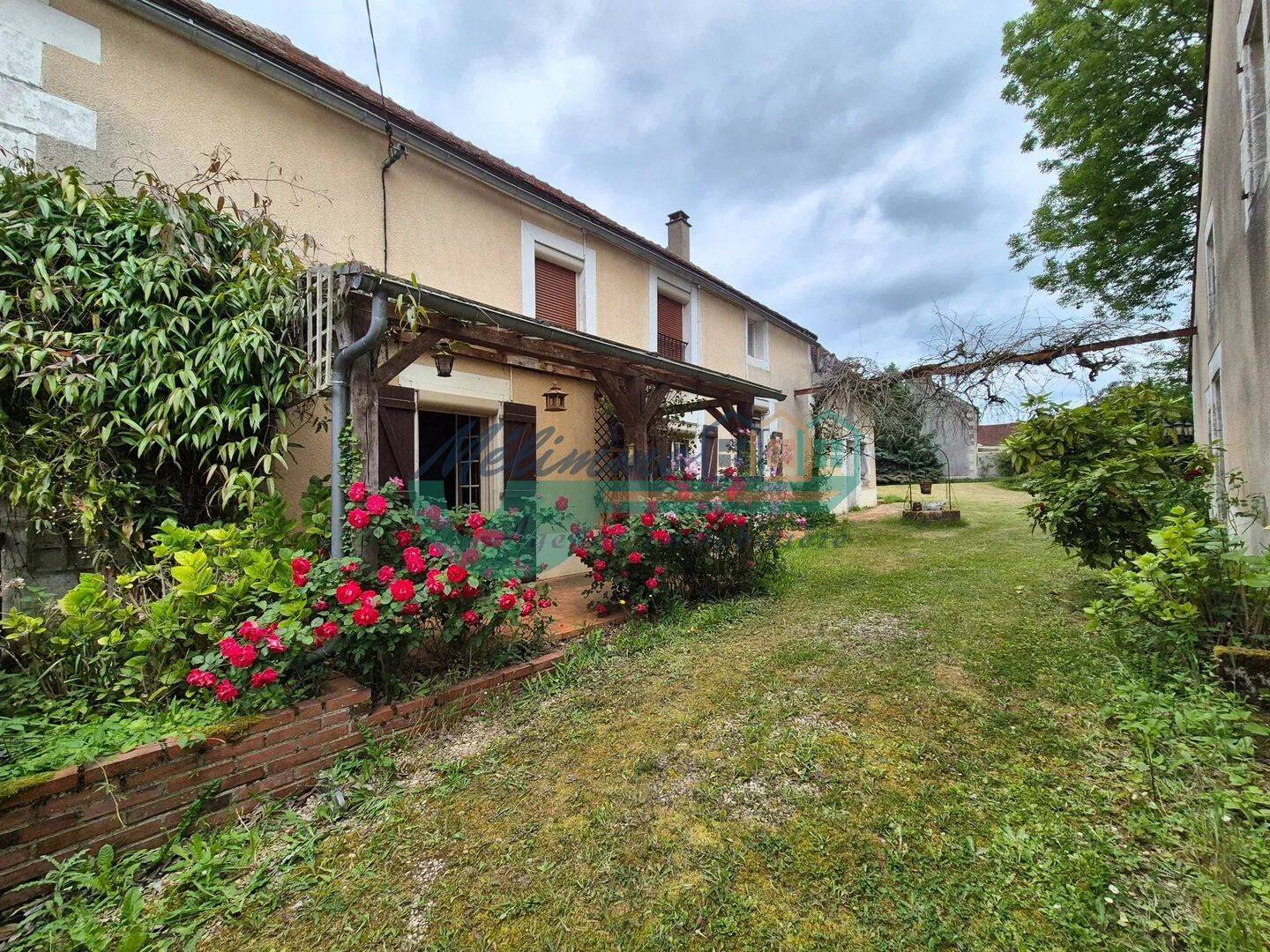 Maison 11 pièces 373 m² · à Saints-en-Puisaye · 372,9 m² · 298 000 €
