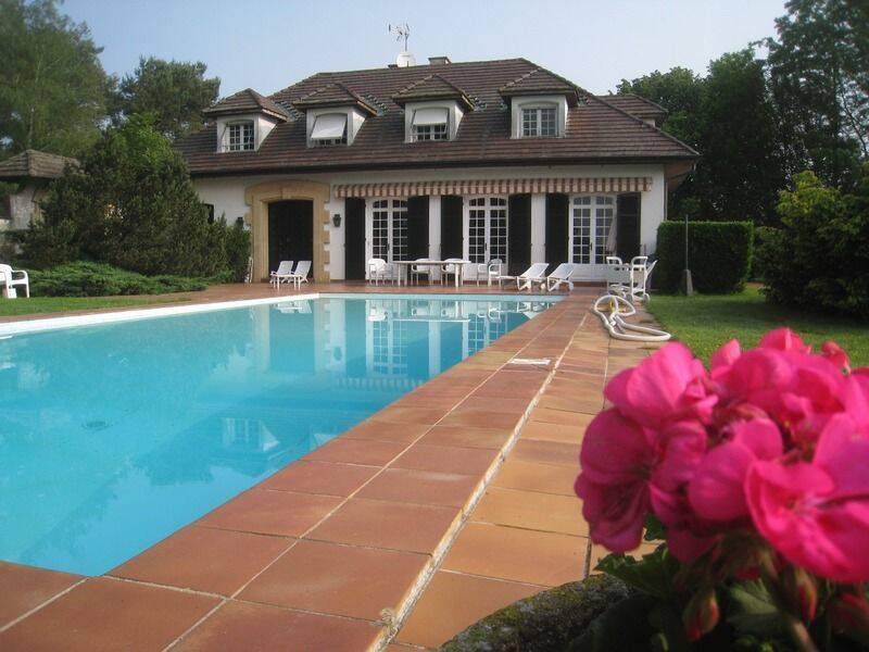Propriete à vendre sur 35 hectares, 14 pièces, piscine, tennis