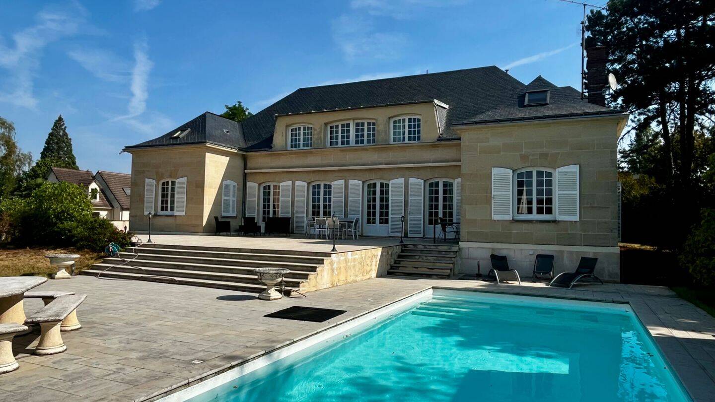 Maison 8 pièces 360 m² · à Saint-Georges-sur-Baulche · 360 m² · 550 000 €