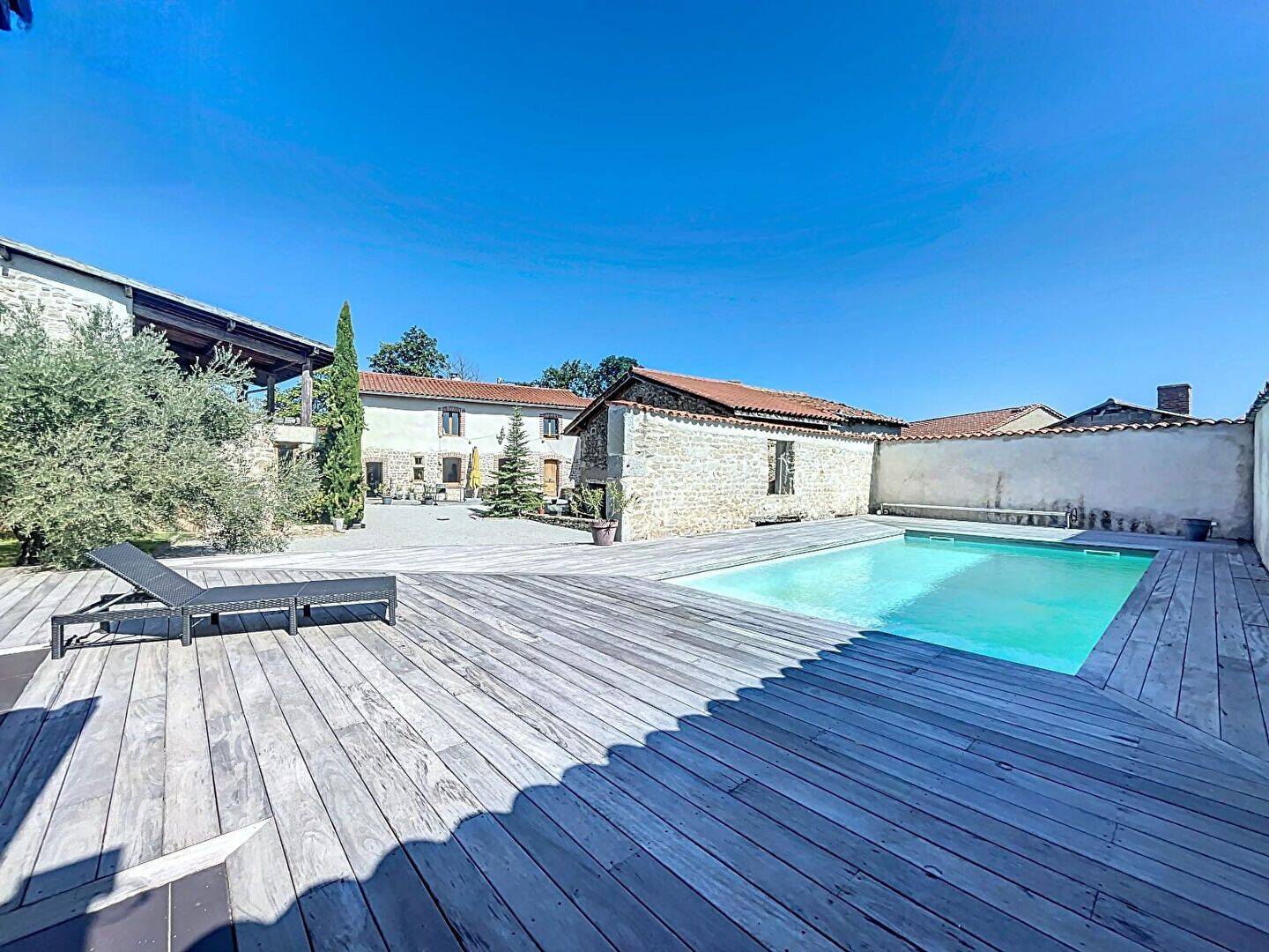 Maison 5 pièces 242 m² · à Lézigneux · 242 m² · 410 000 €