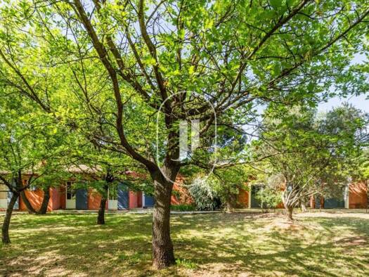 Maison de plain-pied à vendre 1 280 000 € 6 pièces 5 chambres 175 m² 5 439 m² de terrain Roussillon 84220