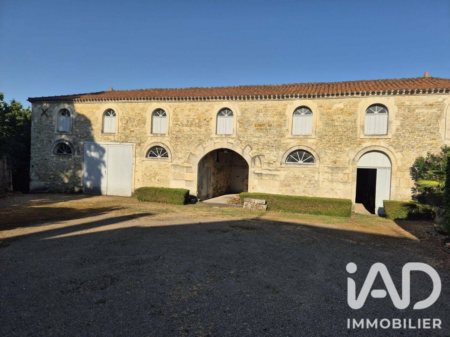 Maison 10 pièces 304 m² · à Saint-Jean-d'Hermine · 304 m² · 495 000 €