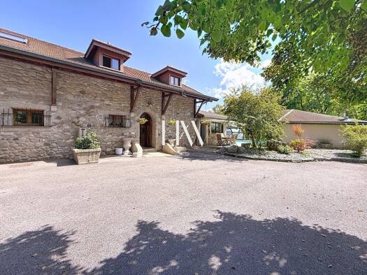 Maison à vendre 1 490 000 € 10 pièces 6 chambres 310 m² 8 416 m² de terrain Nord Vétraz-Monthoux 74100