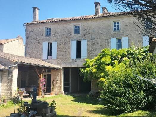 Maison à vendre 198 000 € 14 pièces 8 chambres 337 m² 3 151 m² de terrain Brioux-sur-Boutonne 79170