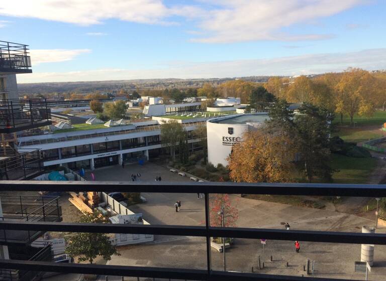 Appartement à louer 650 € 4 pièces 3<br/>chambres 74 m²<br/>superficie 6ème<br/>étage Prefecture Cergy 95000