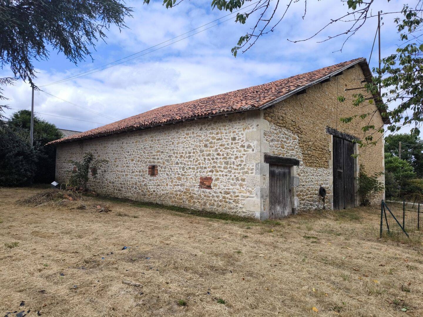 Maison 1 pièce 220 m² · à Alloue · 220 m² · 29 000 €