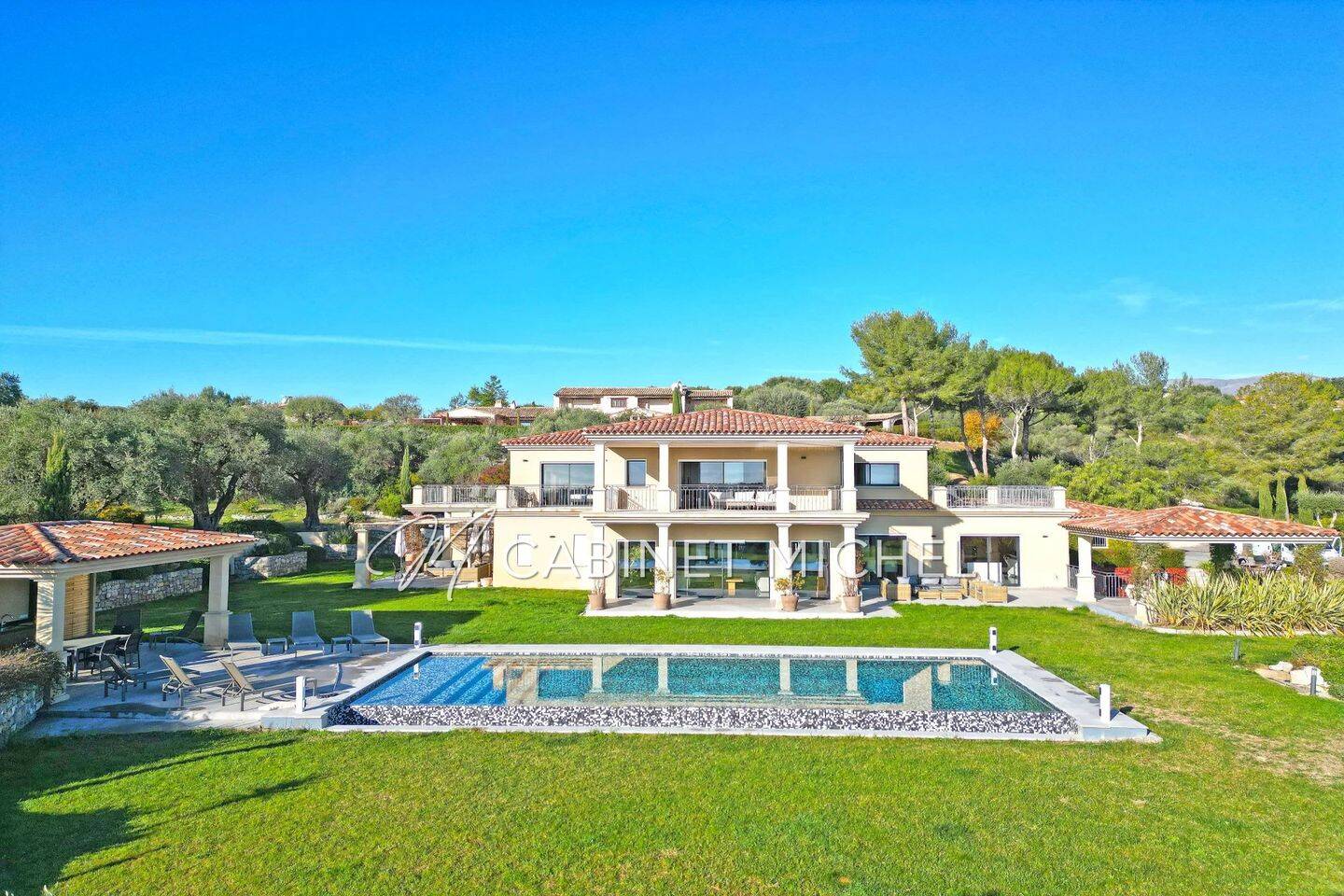Maison 11 pièces 572 m² · à Roquefort-les-Pins · 571,5 m² · 4 750 000 €