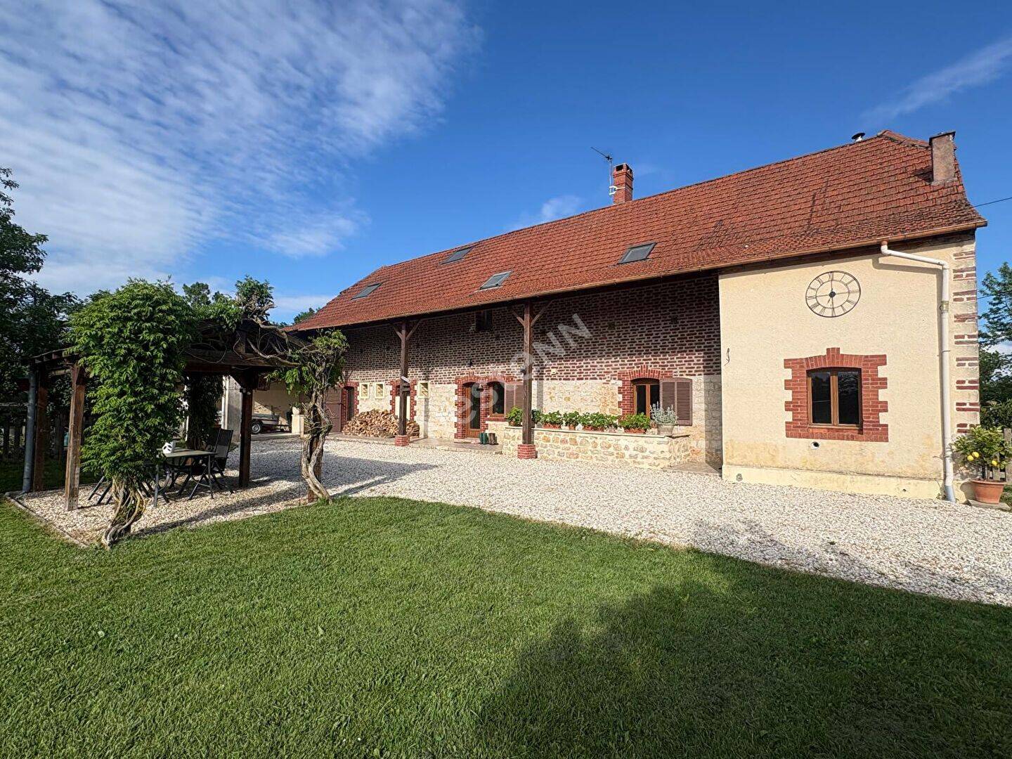 Maison 7 pièces 249 m² · à Varennes-Saint-Sauveur · 249 m² · 299 000 €
