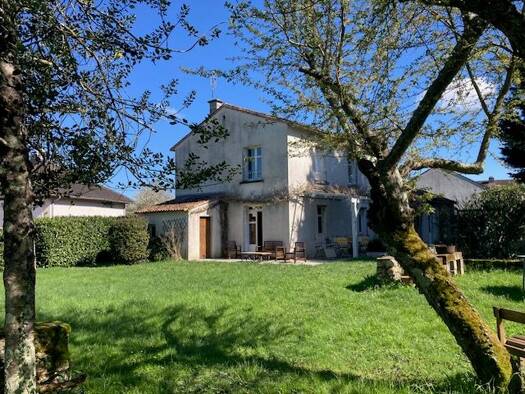 Maison à vendre 255 000 € 7 pièces 5 chambres 140 m² 1 300 m² de terrain Centre Ville-Saint Martial Chauvigny 86300