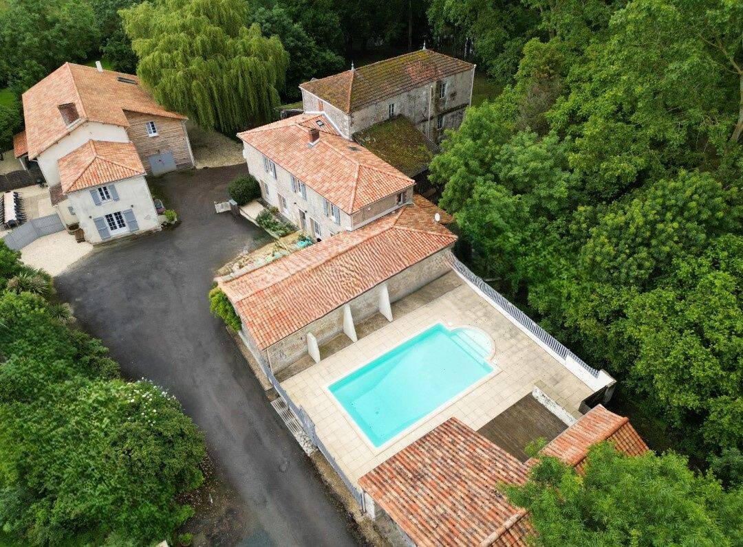 Maison 22 pièces 440 m² · à Mareuil-sur-Lay-Dissais · 440 m² · 741 600 €