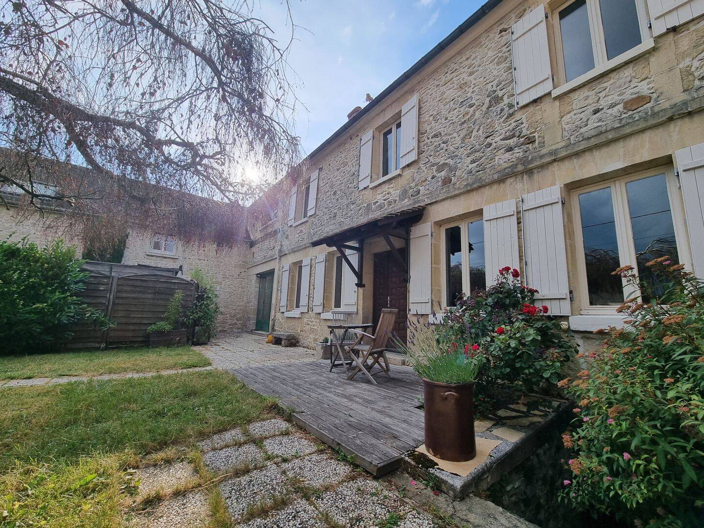Maison 5 pièces 225 m² · à Boubiers · 224,7 m² · 2 000 €