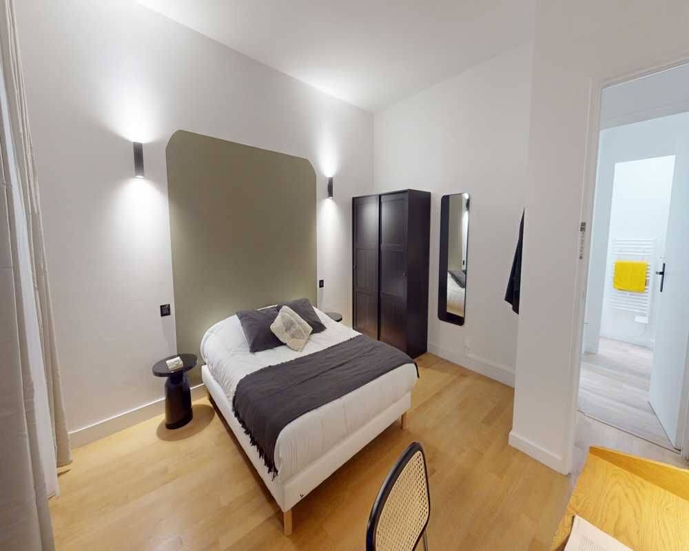Appartement 6 pièces 150 m² · à Paris 1er Arrondissement · 150 m² · 1 220 €