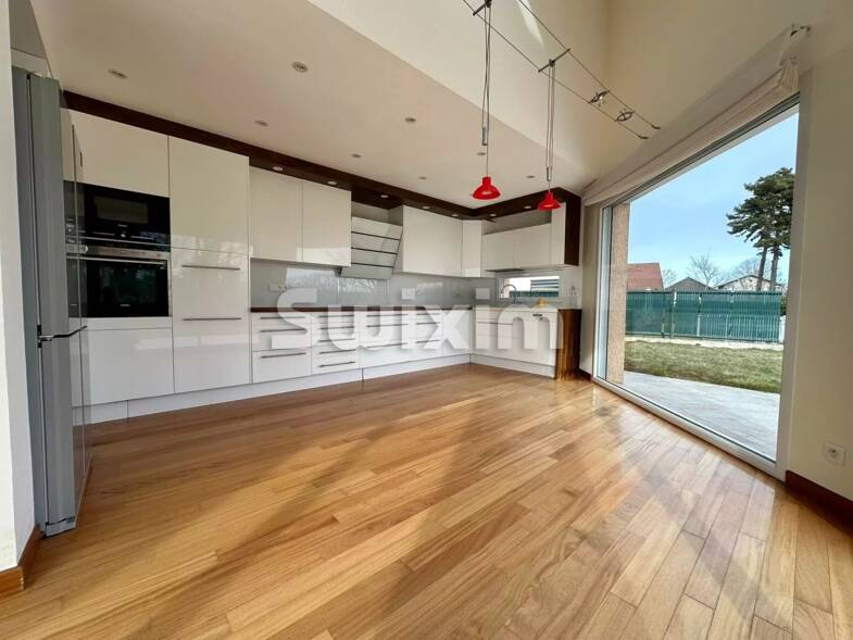 Maison à louer 2 800 € 4 pièces 3 chambres 180,7 m² Saint-Jean-de-Gonville 01630
