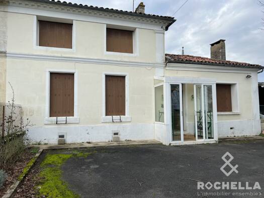 Maison à vendre 149 800 € 9 pièces 6 chambres 212 m² 1 818 m² de terrain Burie 17770