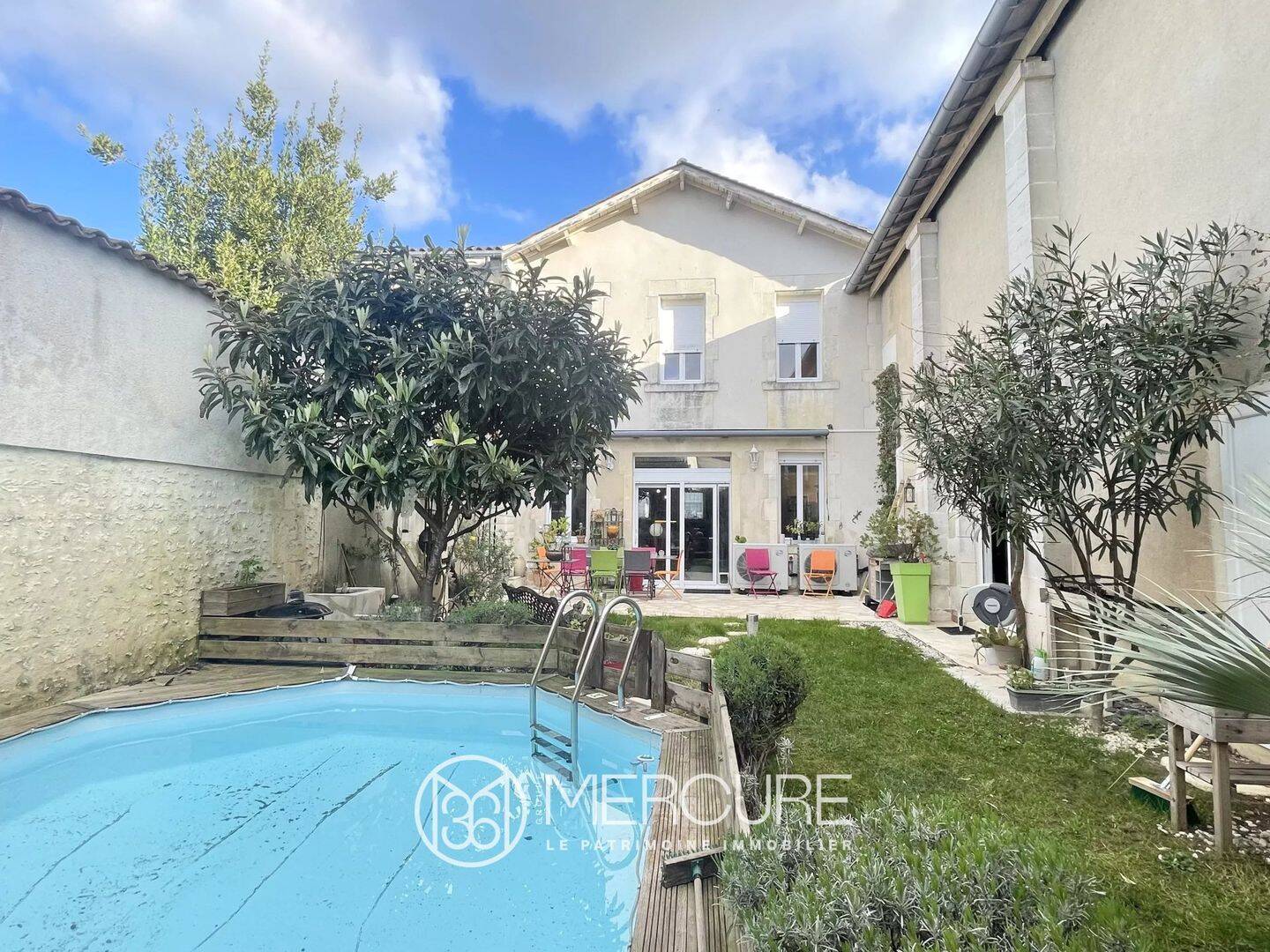 Maison 10 pièces 340 m² · à Cognac · 340 m² · 562 000 €