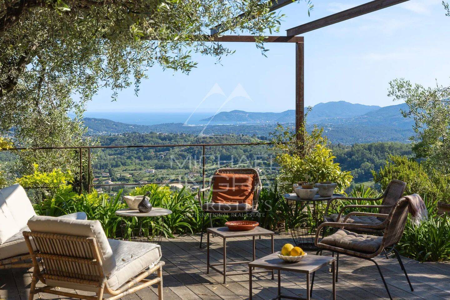 Maison 7 pièces 240 m² · à Châteauneuf-Grasse · 239,7 m² · 2 990 000 €